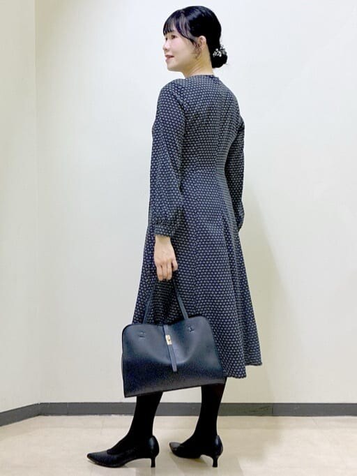 ブラック系のカーディガン/ボレロ、グレー系のワンピース、ブラック系のボストンバッグを着用したレディースの冬コーディネートの10枚目の写真