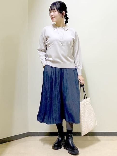 グレー系のニット/セーター、ブルー系のその他パンツ、ブラック系のブルゾンを着用したレディースの冬コーディネートの7枚目の写真