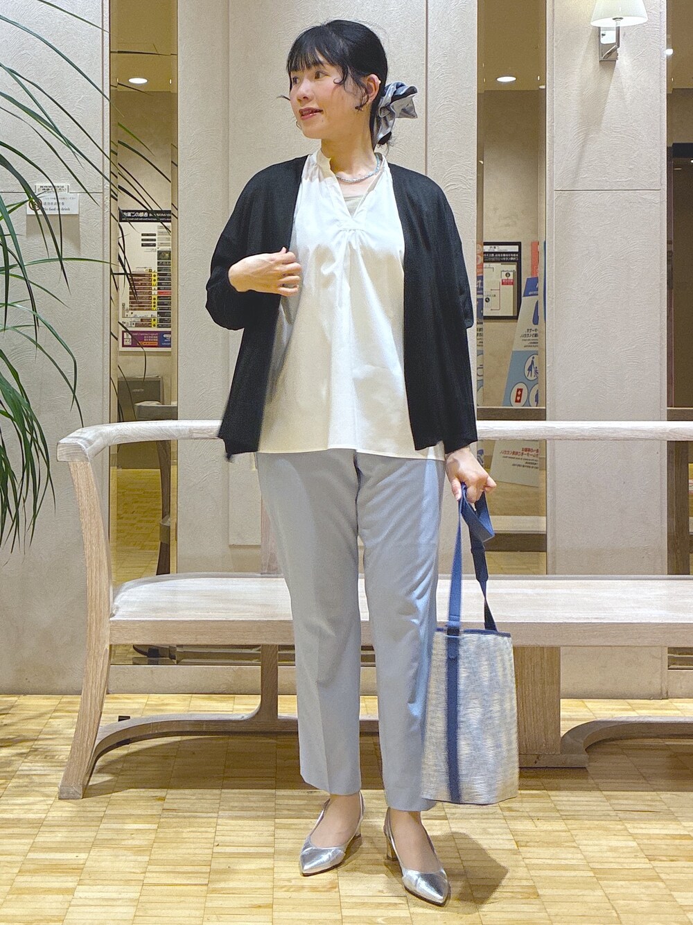 ブラック系のカーディガン/ボレロ、ホワイト系のシャツ/ブラウス、ベージュ系のタンクトップを着用したレディースの春コーディネートの7枚目の写真