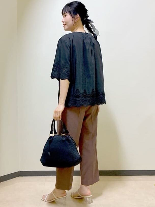 ブラック系のシャツ/ブラウス、ブラウン系のその他パンツ、ブラック系のショルダーバッグを着用したレディースの夏コーディネートの4枚目の写真