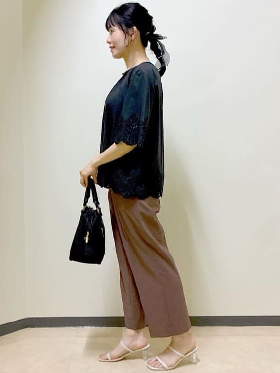 ブラック系のシャツ/ブラウス、ブラウン系のその他パンツ、ブラック系のショルダーバッグを着用したレディースの夏コーディネートの2枚目の写真