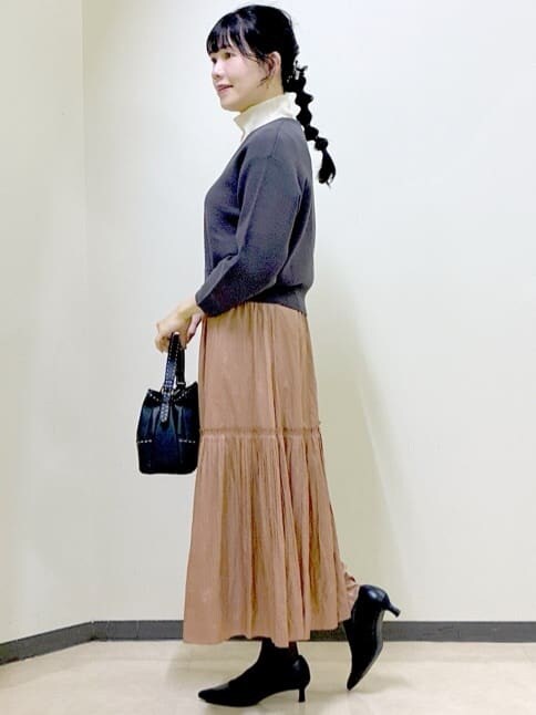 グレー系のカーディガン/ボレロ、ブラック系のタンクトップ、ホワイト系のTシャツ/カットソーを着用したレディースの冬コーディネートの2枚目の写真