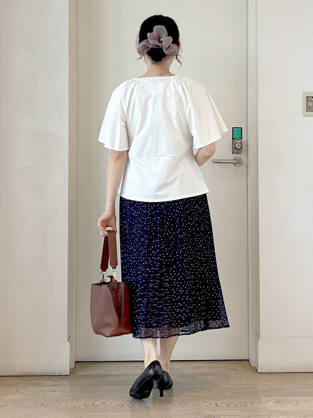ホワイト系のTシャツ/カットソー、ブルー系のシャツ/ブラウス、ブルー系のスカートを着用したレディースの秋コーディネートの3枚目の写真