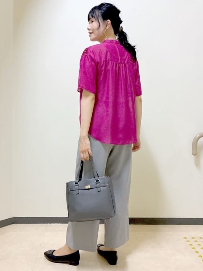ブラック系のカーディガン/ボレロ、ピンク系のシャツ/ブラウス、グレー系のその他パンツを着用したレディースの秋コーディネートの9枚目の写真