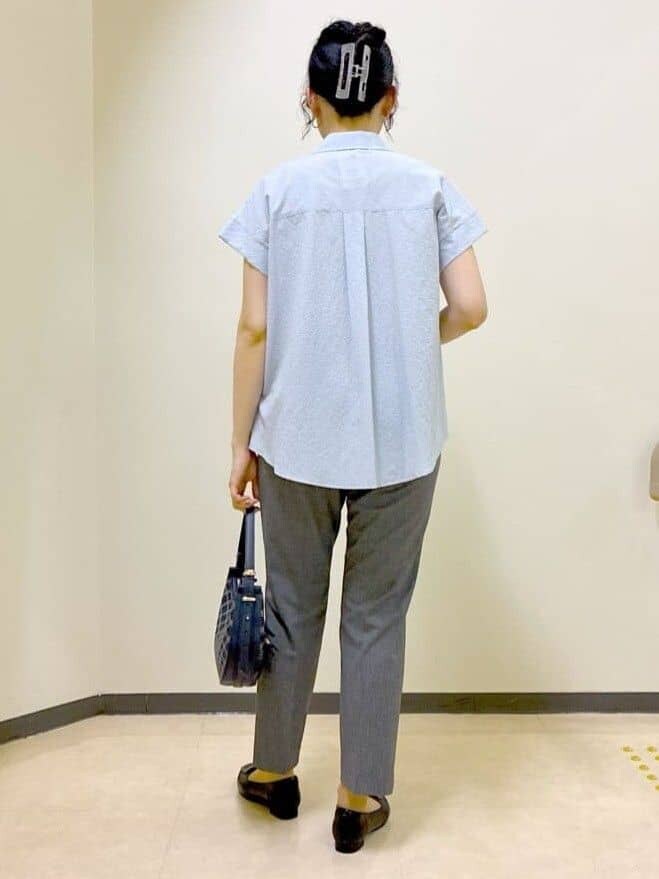 ブルー系のシャツ/ブラウス、ブラック系のその他パンツ、ブルー系のショルダーバッグを着用したレディースの秋コーディネートの3枚目の写真