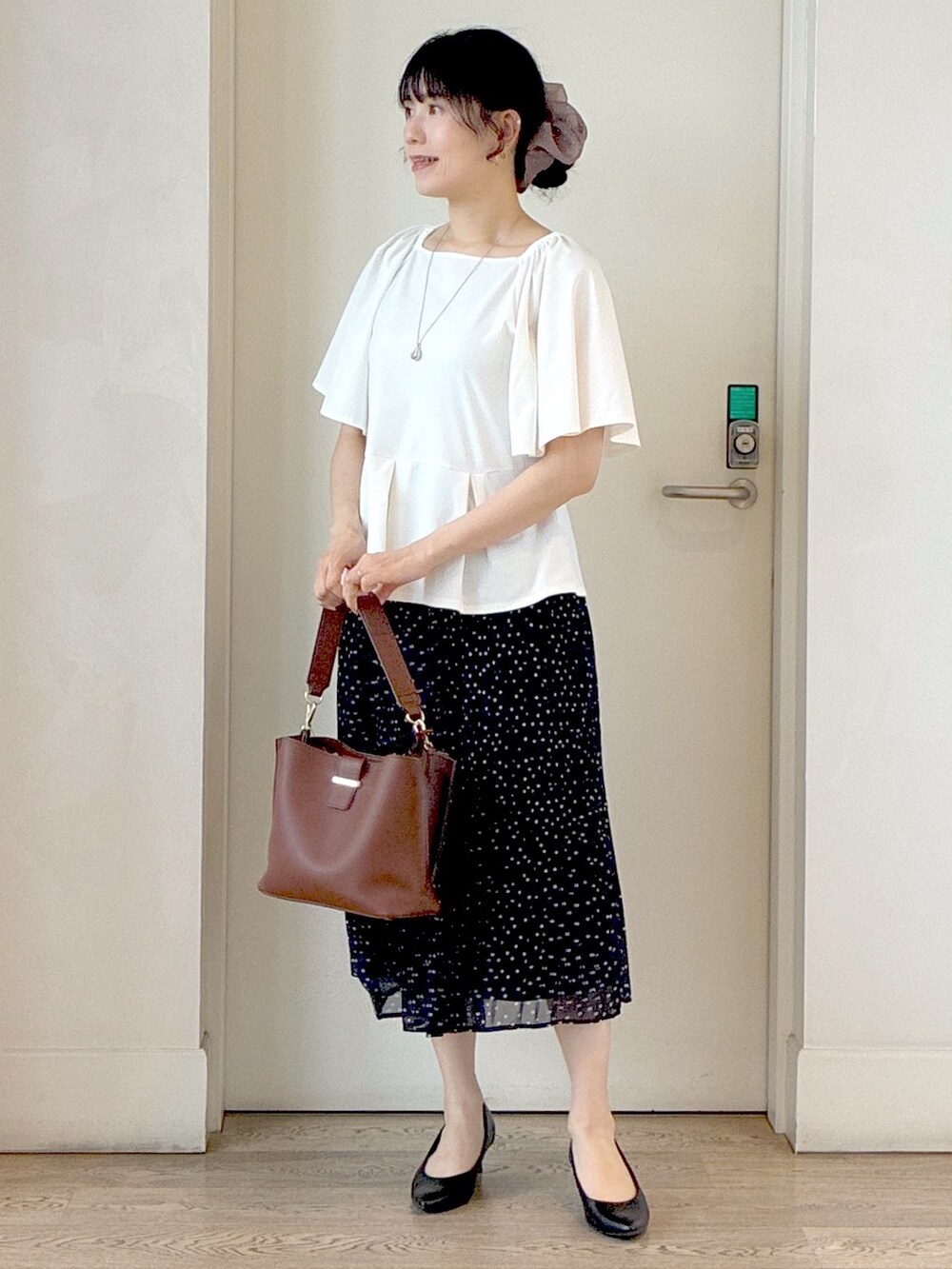 ホワイト系のTシャツ/カットソー、ブルー系のシャツ/ブラウス、ブルー系のスカートを着用したレディースの秋コーディネートの9枚目の写真