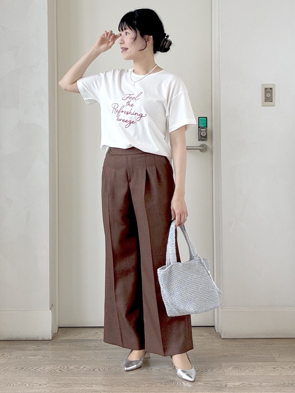 ホワイト系のTシャツ/カットソー、ブラック系のベスト、ブラウン系のその他パンツを着用したレディースの春コーディネートの6枚目の写真
