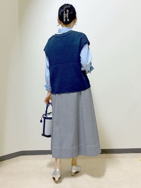 ブルー系のニット/セーター、ブルー系のシャツ/ブラウス、ブラック系のスカートを着用したレディースの春コーディネートの3枚目の写真