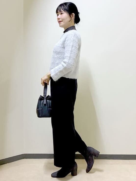 グレー系のカーディガン/ボレロ、グレー系のニット/セーター、ブラック系のその他パンツを着用したレディースの冬コーディネートの2枚目の写真