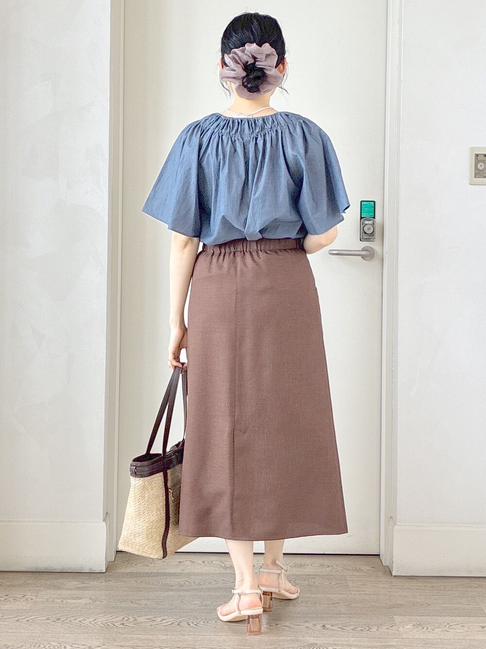 ブルー系のシャツ/ブラウス、グレー系のタンクトップ、ブルー系のスカートを着用したレディースの夏コーディネートの3枚目の写真