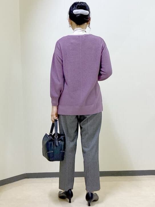ピンク系のニット/セーター、ベージュ系のニット/セーター、ブラック系のその他パンツを着用したレディースの冬コーディネートの3枚目の写真