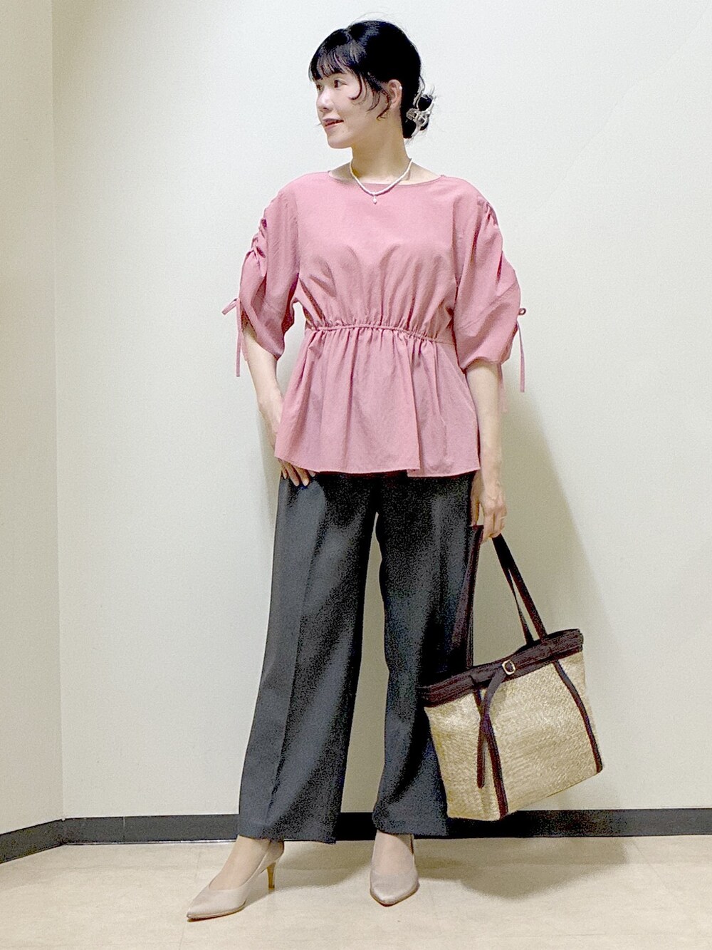 ピンク系のシャツ/ブラウス、ブラック系のその他パンツ、イエロー系のトートバッグを着用したレディースの春コーディネートの6枚目の写真