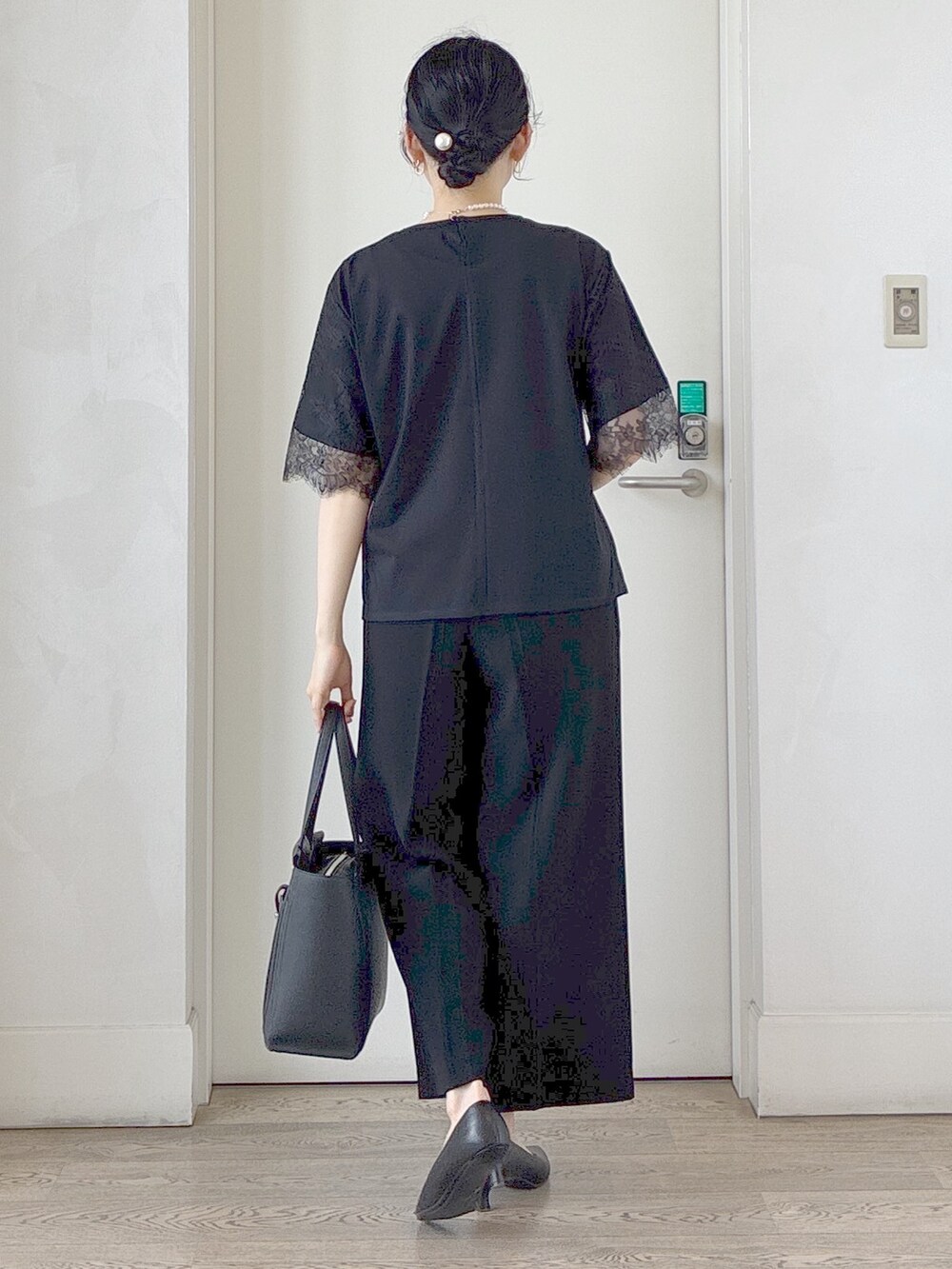 ブラック系のTシャツ/カットソー、ブラック系のその他パンツ、ブラック系のトートバッグを着用したレディースの夏コーディネートの3枚目の写真
