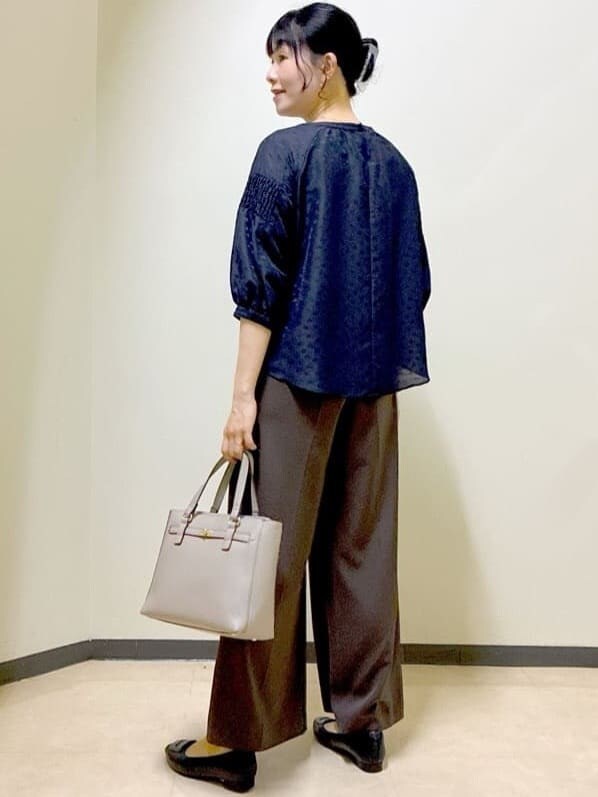 イエロー系のシャツ/ブラウス、ブラウン系のその他パンツ、ブラック系のトートバッグを着用したレディースの夏コーディネートの10枚目の写真