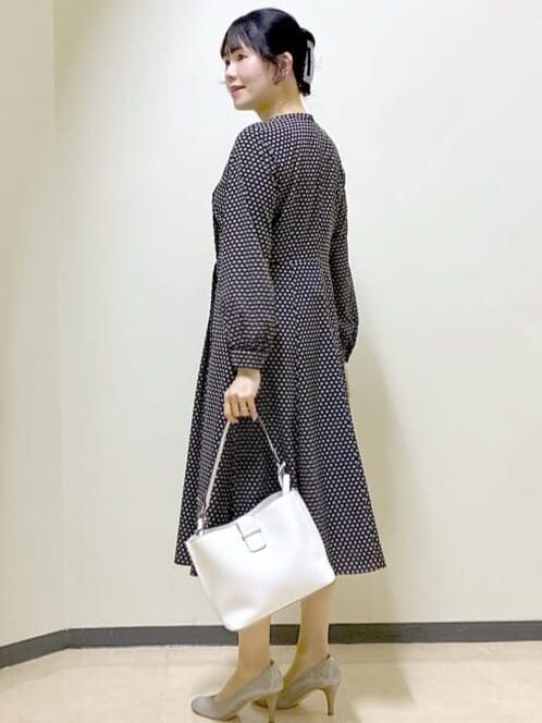 ベージュ系のワンピース、グリーン系のカーディガン/ボレロ、ホワイト系のトートバッグを着用したレディースの春コーディネートの4枚目の写真