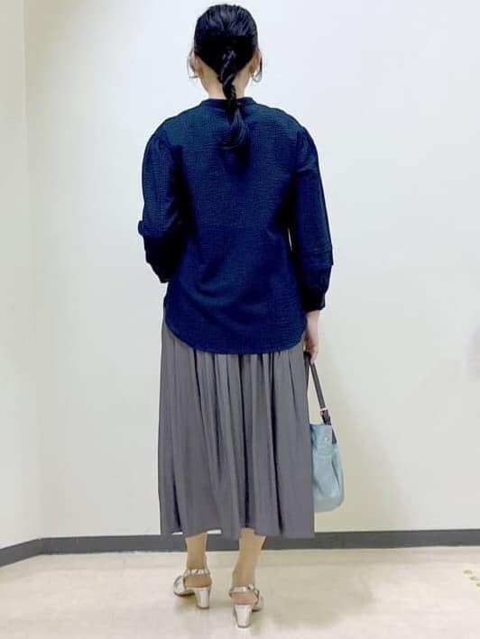 ブルー系のシャツ/ブラウス、ホワイト系のニット/セーター、グリーン系のその他パンツを着用したレディースの冬コーディネートの2枚目の写真