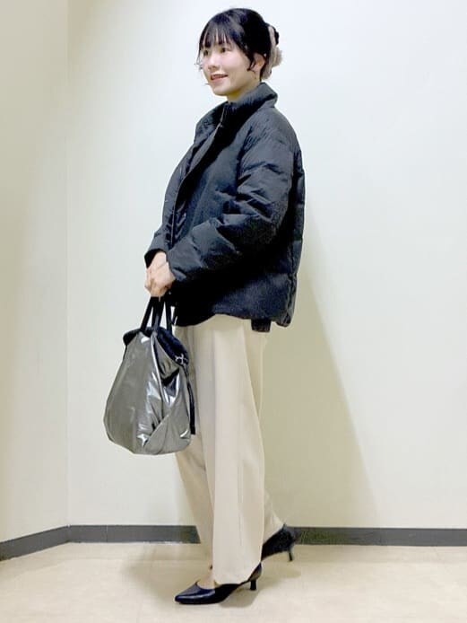 ブラック系のダウンジャケット/コート、グレー系のニット/セーター、ブルー系のシャツ/ブラウスを着用したレディースの冬コーディネートの2枚目の写真
