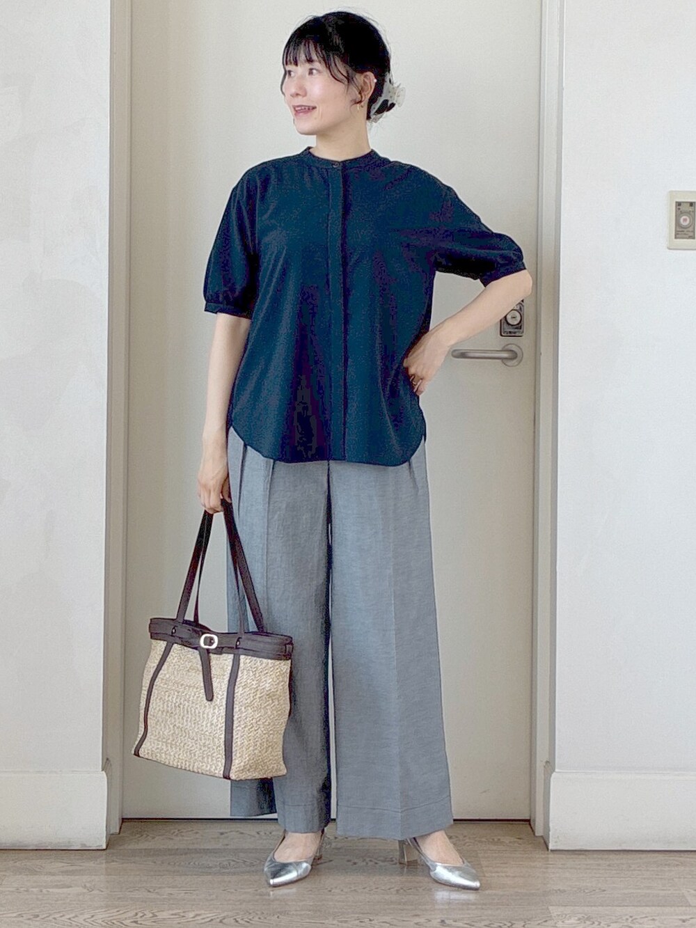 ブルー系のシャツ/ブラウス、ブラック系のその他パンツ、ホワイト系のカーディガン/ボレロを着用したレディースの夏コーディネートの9枚目の写真