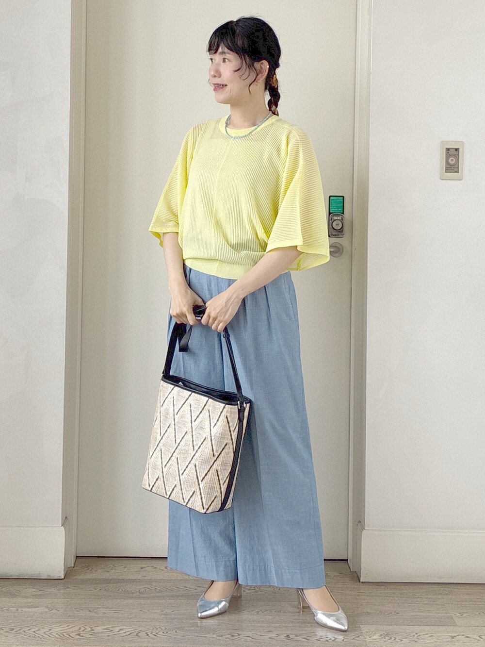 ブルー系のその他パンツ、ベージュ系のショルダーバッグ、イエロー系のニット/セーターを着用したレディースの春コーディネートの10枚目の写真