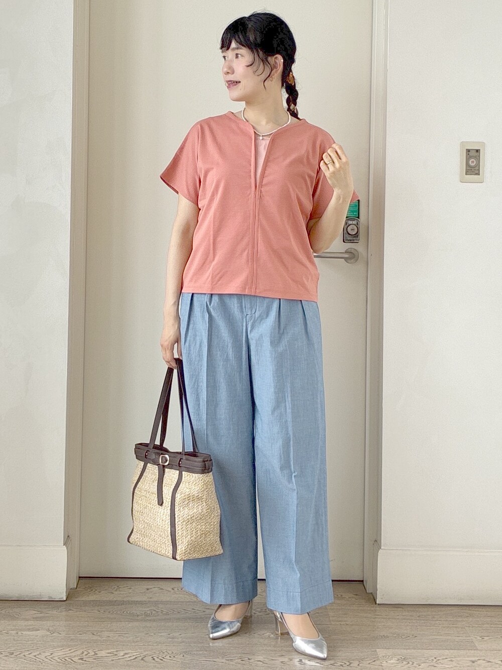 ブルー系のその他パンツ、ピンク系のTシャツ/カットソー、イエロー系のトートバッグを着用したレディースの春コーディネートの8枚目の写真