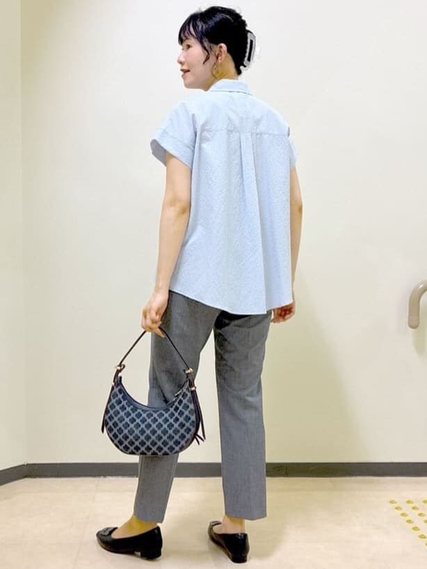 パープル系のTシャツ/カットソー、ブラック系のその他パンツ、イエロー系のショルダーバッグを着用したレディースの秋コーディネートの9枚目の写真
