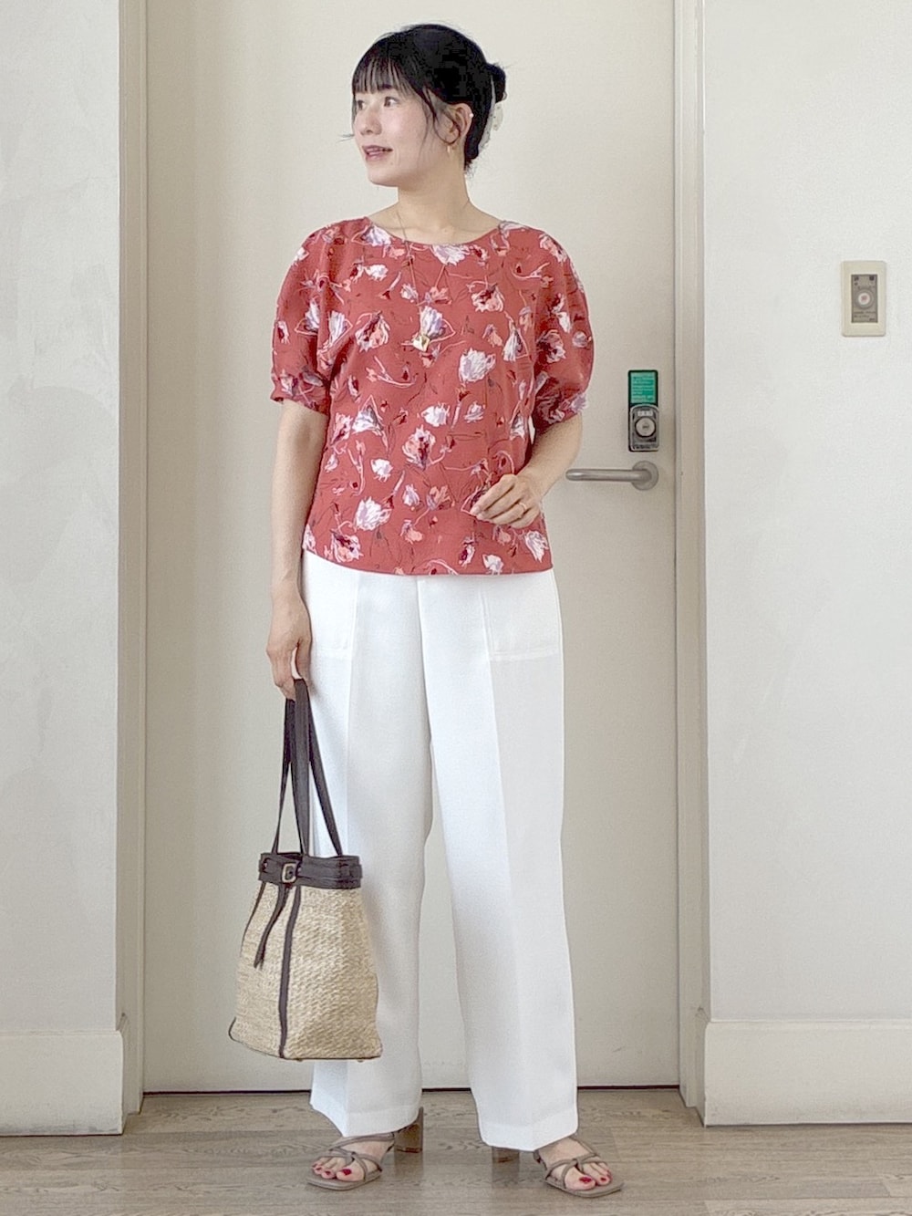 オレンジ系のシャツ/ブラウス、ホワイト系のその他パンツ、イエロー系のトートバッグを着用したレディースの夏コーディネートの9枚目の写真
