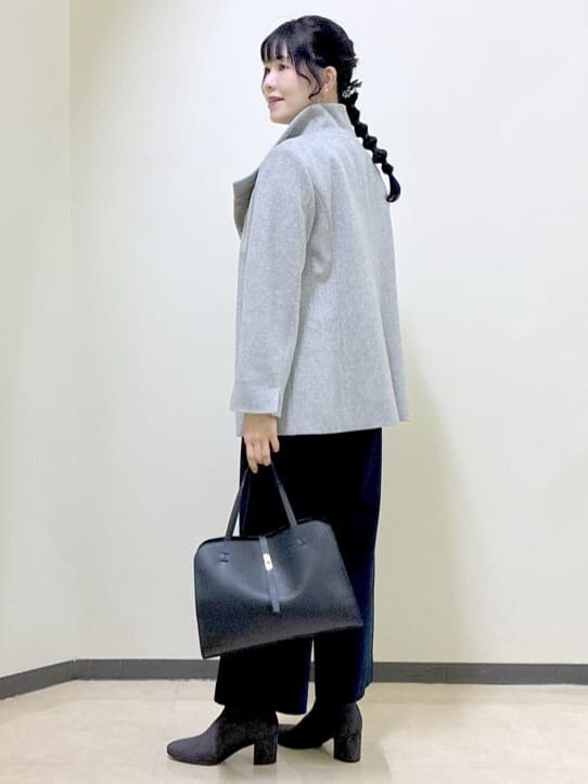 ブルー系のニット/セーター、グレー系のその他アウター、ブルー系のその他パンツを着用したレディースの冬コーディネートの10枚目の写真