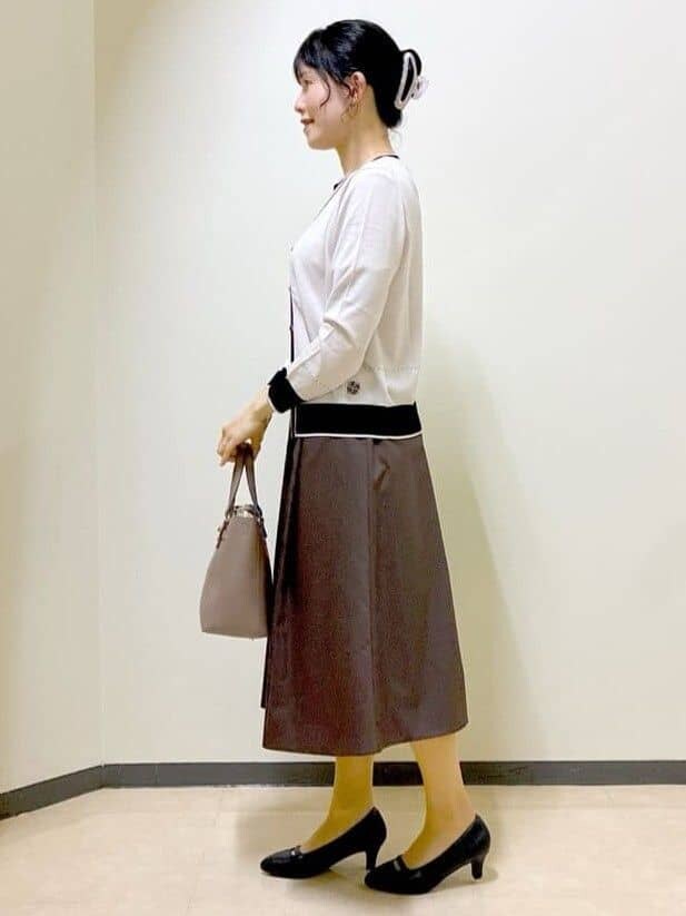 ベージュ系のニット/セーター、ベージュ系のカーディガン/ボレロ、ブラウン系のスカートを着用したレディースの夏コーディネートの8枚目の写真
