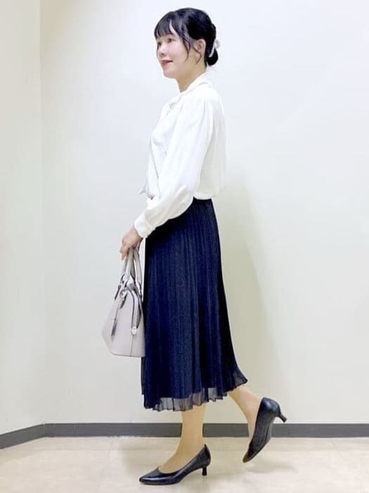ブルー系のカーディガン/ボレロ、ホワイト系のシャツ/ブラウス、ブルー系のスカートを着用したレディースの冬コーディネートの2枚目の写真