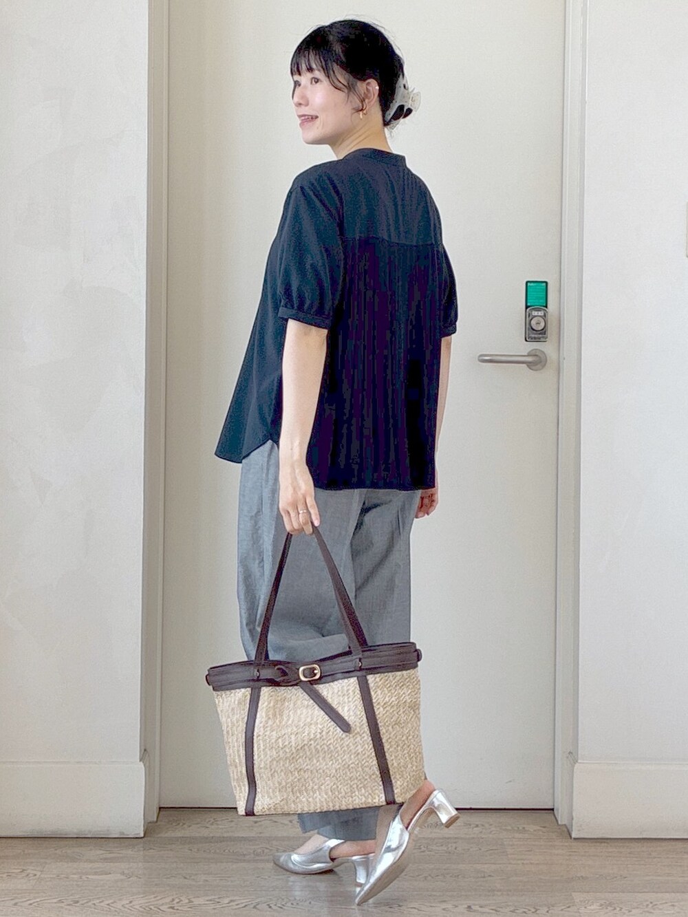 ブルー系のシャツ/ブラウス、ブラック系のその他パンツ、ホワイト系のカーディガン/ボレロを着用したレディースの夏コーディネートの4枚目の写真