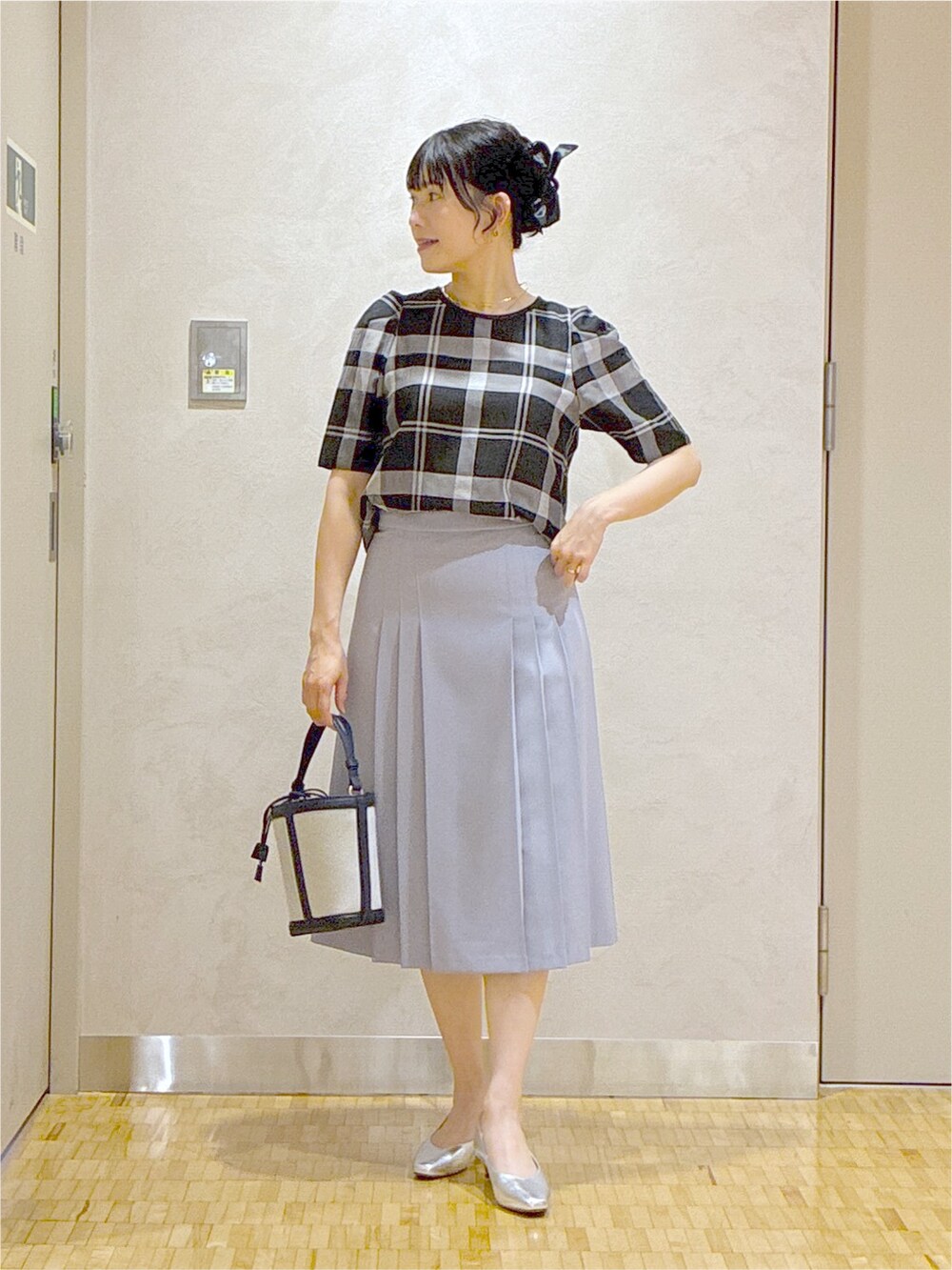 ブラック系のシャツ/ブラウス、ブルー系のスカート、ブルー系のブルゾンを着用したレディースの夏コーディネートの8枚目の写真
