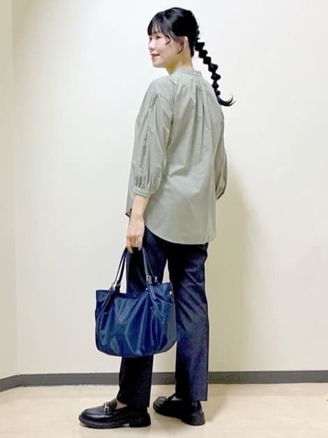 グリーン系のシャツ/ブラウス、ブルー系のその他パンツ、ブルー系のショルダーバッグを着用したレディースの冬コーディネートの4枚目の写真