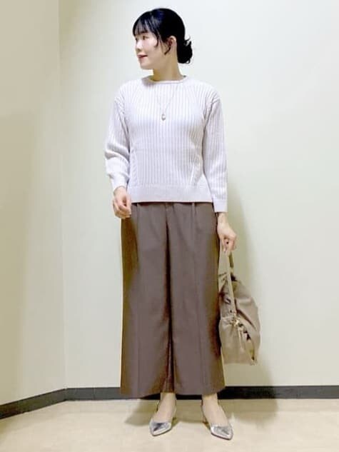 グレー系のニット/セーター、ブラウン系のその他パンツ、ベージュ系のショルダーバッグを着用したレディースの冬コーディネートの6枚目の写真