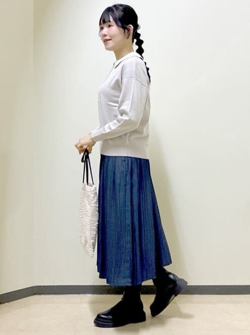 グレー系のニット/セーター、ブルー系のその他パンツ、ブラック系のブルゾンを着用したレディースの冬コーディネートの2枚目の写真