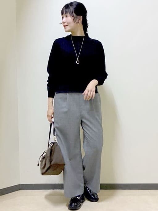 ブラック系のニット/セーター、グレー系のその他パンツ、ブラウン系のショルダーバッグを着用したレディースの冬コーディネートの9枚目の写真