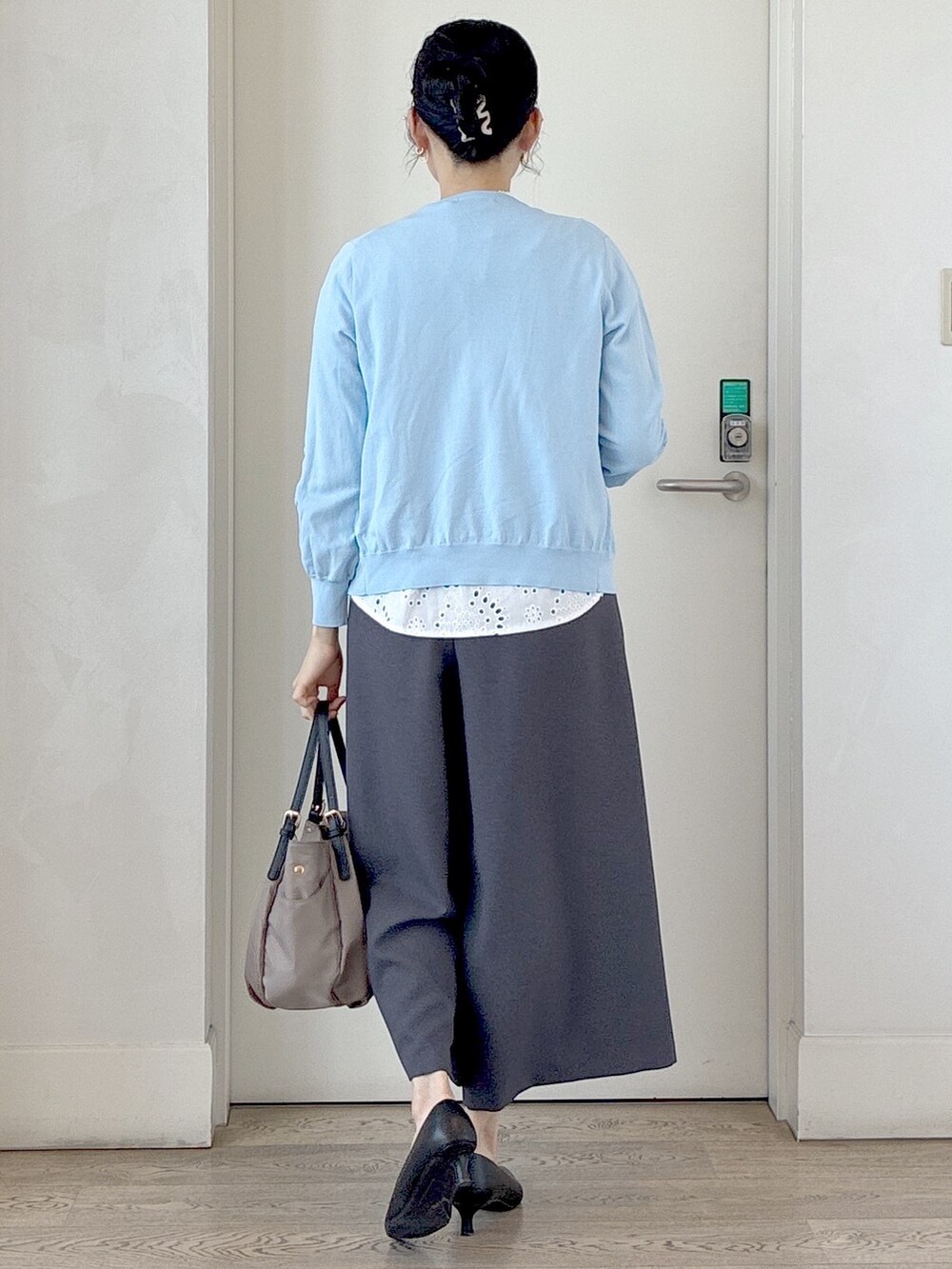 ブルー系のカーディガン/ボレロ、ホワイト系のシャツ/ブラウス、ブラック系のタンクトップを着用したレディースの夏コーディネートの3枚目の写真