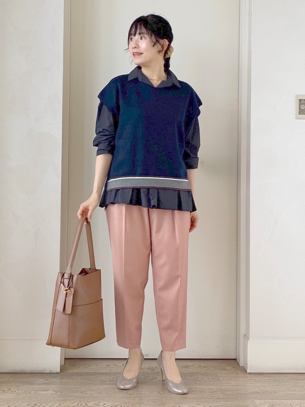 ブルー系のニット/セーター、ブルー系のシャツ/ブラウス、ピンク系のその他パンツを着用したレディースの秋コーディネートの7枚目の写真