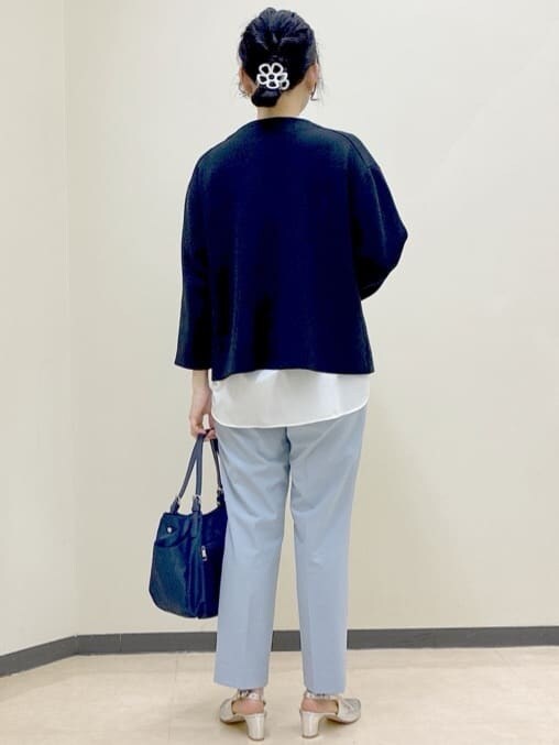 ホワイト系のシャツ/ブラウス、ブルー系のシャツ/ブラウス、ブルー系のその他パンツを着用したレディースの春コーディネートの3枚目の写真