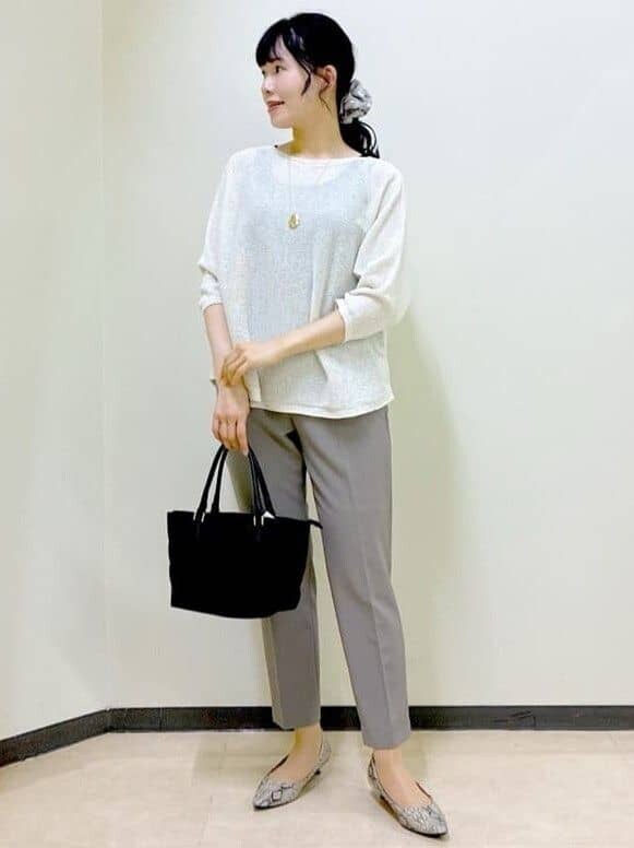 ベージュ系のシャツ/ブラウス、ブラウン系のその他パンツ、ベージュ系のトートバッグを着用したレディースの夏コーディネートの8枚目の写真