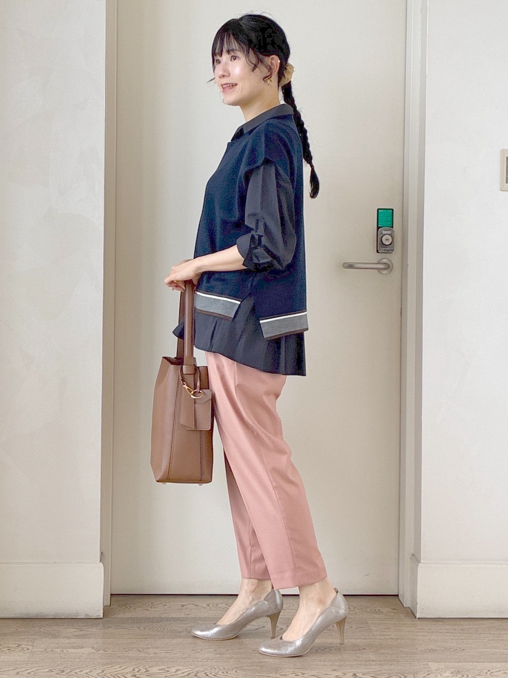 ブルー系のニット/セーター、ブルー系のシャツ/ブラウス、ピンク系のその他パンツを着用したレディースの秋コーディネートの2枚目の写真