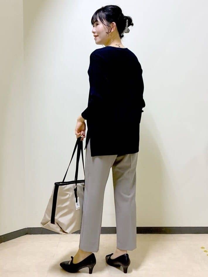 ブルー系のニット/セーター、ブラウン系のその他パンツ、ベージュ系のトートバッグを着用したレディースの春コーディネートの4枚目の写真