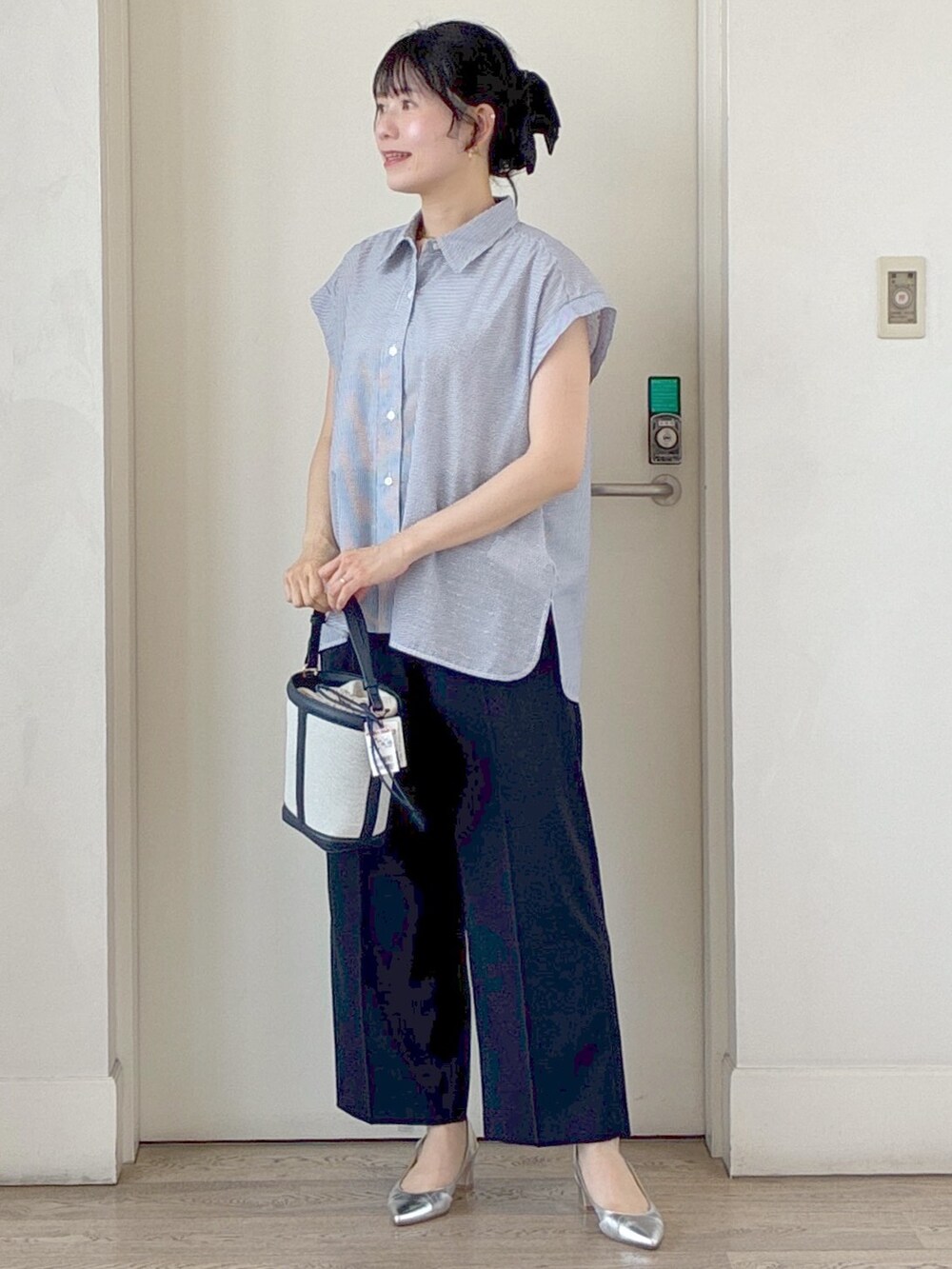 ブルー系のシャツ/ブラウス、ブルー系のその他パンツ、ブルー系のショルダーバッグを着用したレディースの夏コーディネートの7枚目の写真