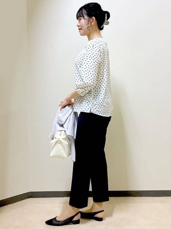 グレー系のカーディガン/ボレロ、ブラック系のその他パンツ、ホワイト系のトートバッグを着用したレディースの春コーディネートの8枚目の写真