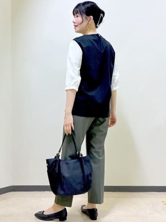 ブラック系のTシャツ/カットソー、グレー系のその他パンツ、グリーン系のその他パンツを着用したレディースの秋コーディネートの10枚目の写真