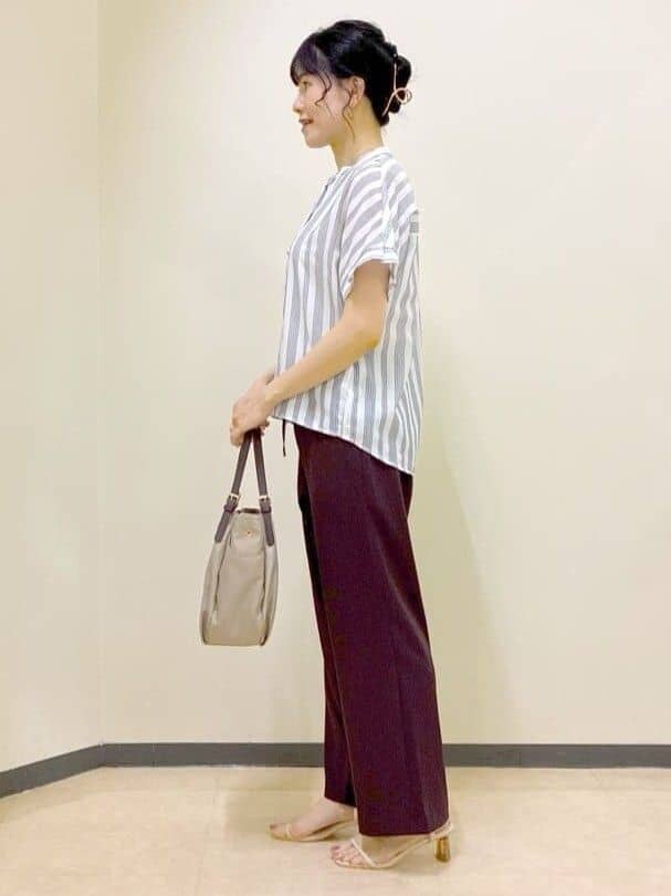 ホワイト系のシャツ/ブラウス、ブラウン系のその他パンツ、ベージュ系のショルダーバッグを着用したレディースの夏コーディネートの2枚目の写真
