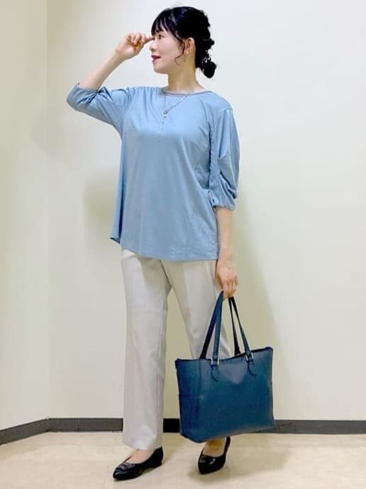 ブルー系のTシャツ/カットソー、ベージュ系のその他パンツ、ブラック系のブルゾンを着用したレディースの秋コーディネートの5枚目の写真
