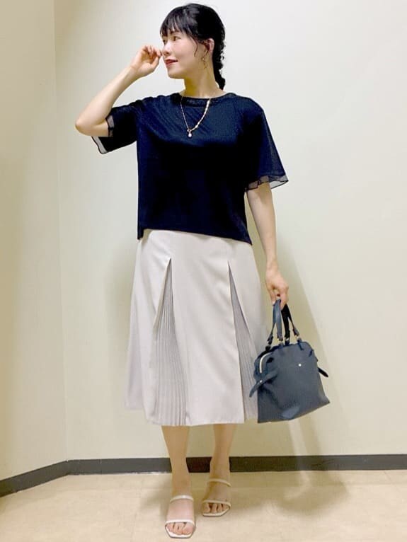 ブルー系のTシャツ/カットソー、ベージュ系のスカート、グリーン系のTシャツ/カットソーを着用したレディースの夏コーディネートの5枚目の写真