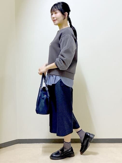 ベージュ系のその他パンツ、ブルー系のTシャツ/カットソー、ブルー系のその他パンツを着用したレディースの春コーディネートの2枚目の写真