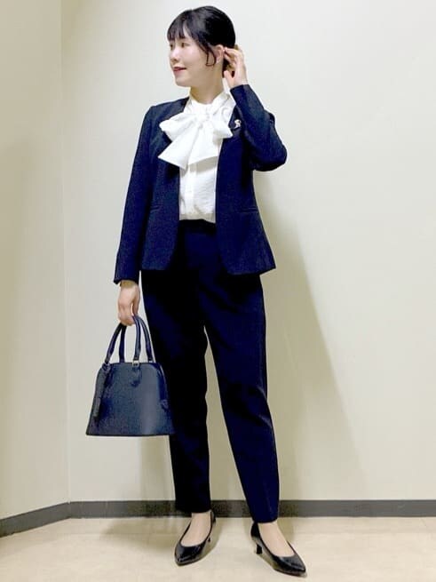 ブルー系のノーカラージャケット、ホワイト系のシャツ/ブラウス、ブルー系のその他パンツを着用したレディースの冬コーディネートの5枚目の写真