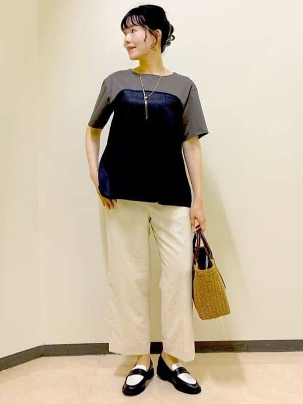 グリーン系のTシャツ/カットソー、ベージュ系のその他パンツ、イエロー系のトートバッグを着用したレディースの春コーディネートの6枚目の写真